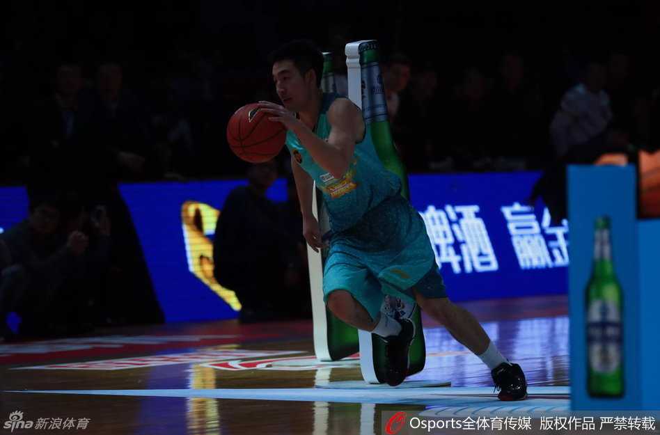 京城全明星技巧赛群英会 王子瑞王洪联袂献技 扣篮大赛评委席上,王治郅等篮坛名宿神情专注地为球员打分,眼神中透露出对后辈的期许