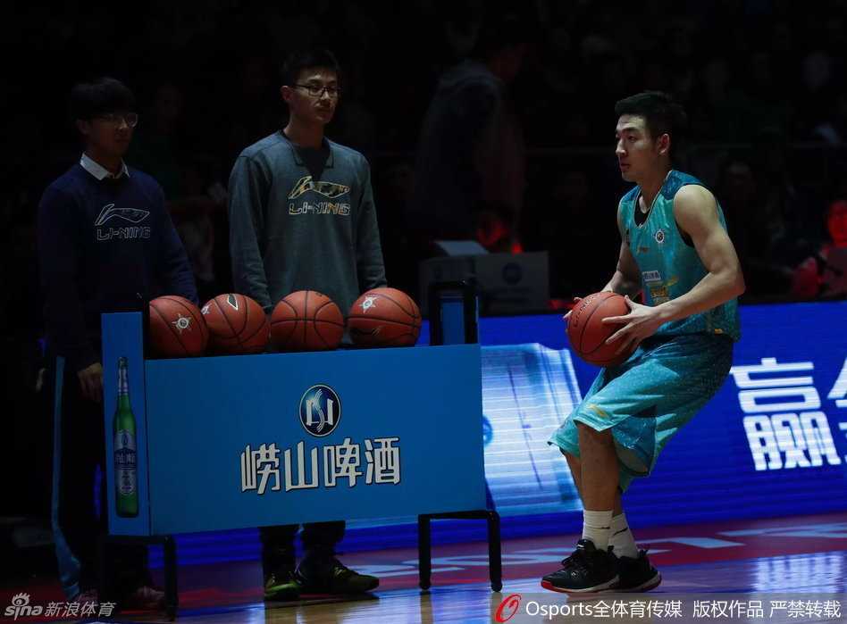 京城全明星技巧赛群英会 王子瑞王洪联袂献技 山西队新星王洪在技巧赛中快速推进,面对障碍物毫不畏惧,展现了年轻球员的冲劲与活力