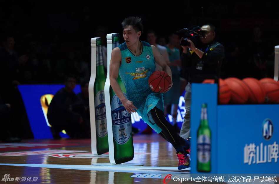 京城全明星技巧赛群英会 王子瑞王洪联袂献技 上海队外援弗雷戴特在全明星三分大赛中出手,皮球划过指尖,带着高速旋转飞向篮筐