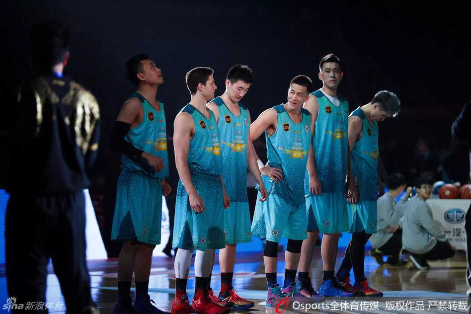 京城全明星技巧赛群英会 王子瑞王洪联袂献技 广厦队孙铭徽完成一记势大力沉的双手反扣,身体呈反弓形,力量与美感在这一刻完美融合