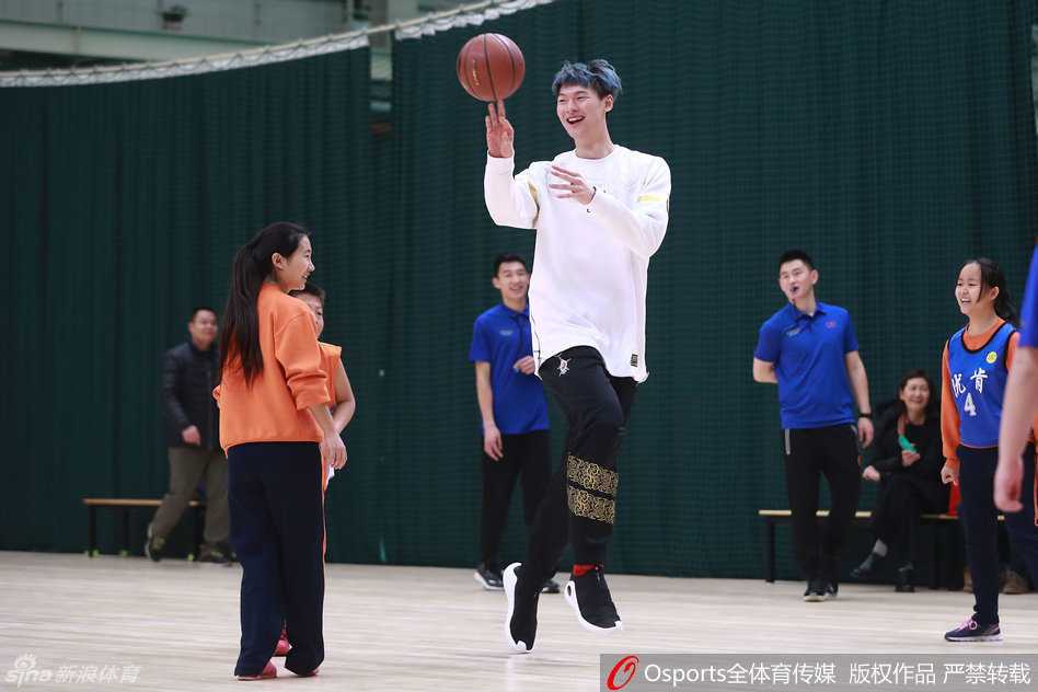 京城全明星狂欢夜,大王跳舞老马公益,丁彦雨航封王 染着一头蓝发的王哲林在全明星开幕式上毫无包袱地秀起即兴舞步,搞怪的动作逗乐了全场观众