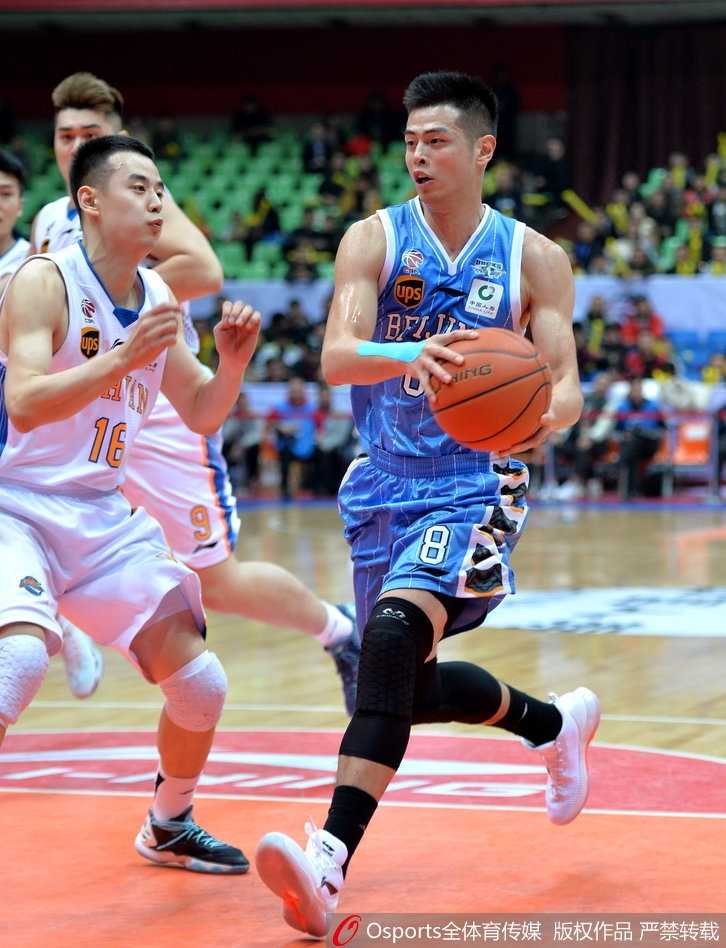 北京队球员翟晓川在四川队内线哈达迪的严密防守下强行上篮，身体对抗激烈火花四溅