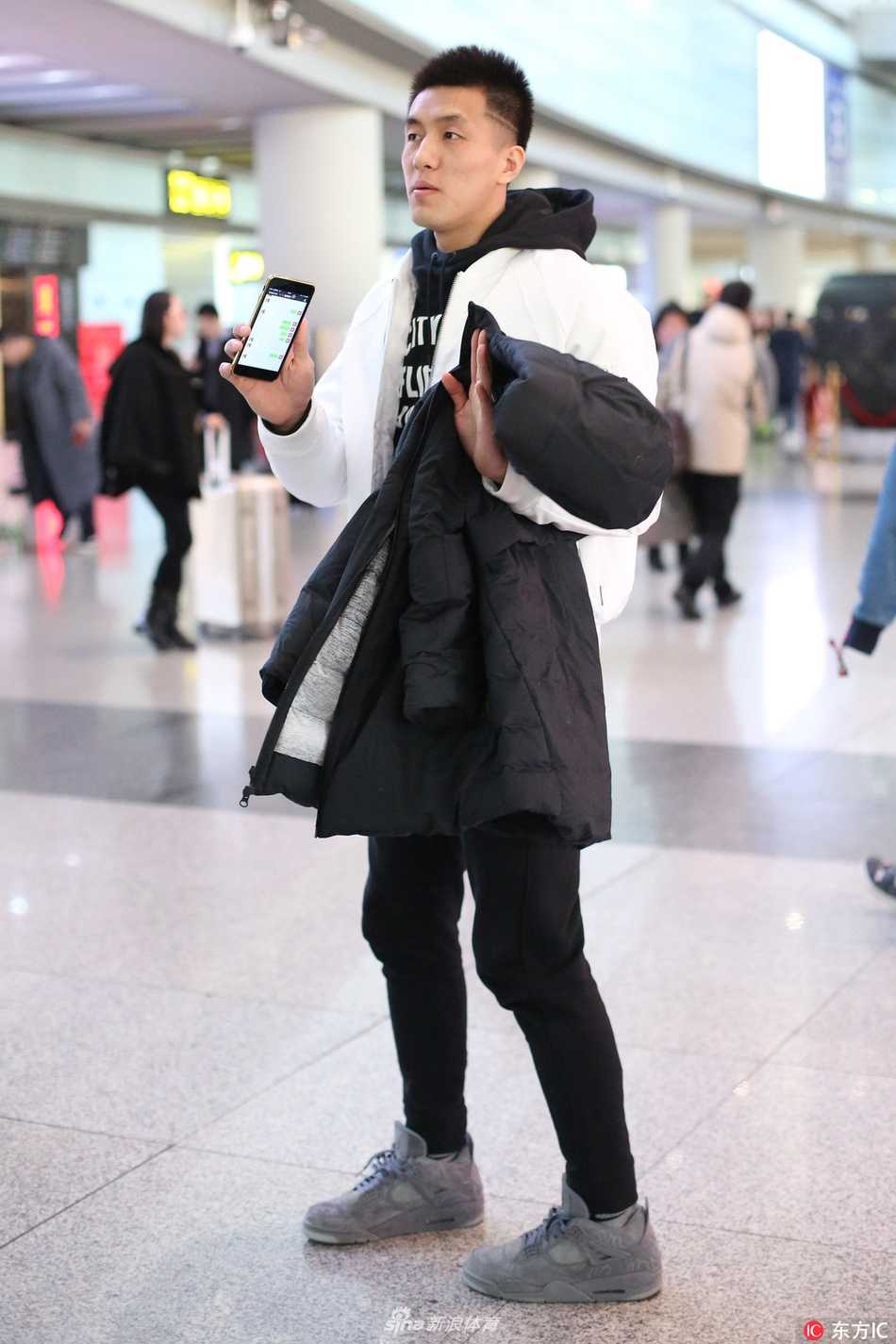 郭艾伦细心地将带来的外套为女友披上，动作轻柔而仔细，生怕惊扰到她，眼神中流露出满满的呵护与宠溺，仿佛在为她抵御整个冬天的寒冷。