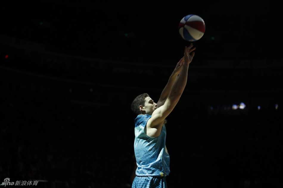 三分远投大赛中，弗雷戴特手起刀落，皮球在空中划过一道美丽的弧线。他出手的一瞬间，指尖的触感柔和至极，整个人的神情专注得仿佛与世隔绝，篮网随即泛起清脆的水花声。