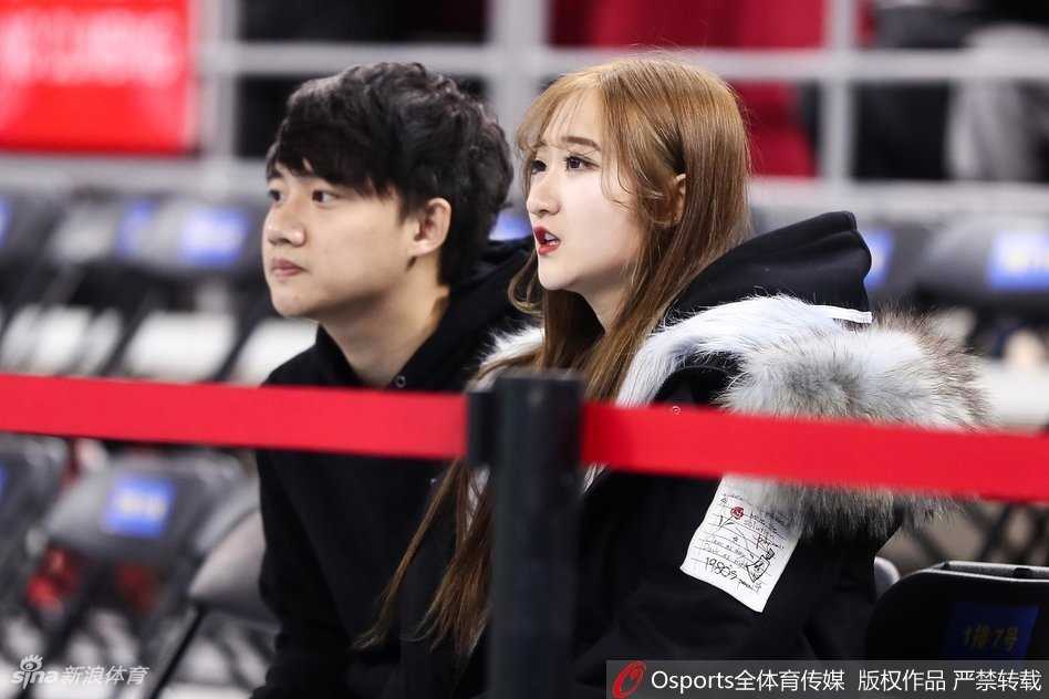京城冬日的一抹暖色:五棵松美女球迷点燃赛场激情 戴着眼镜的知性女球迷,在人声鼎沸的环廊中回眸一笑,手中紧握的助威棒透露出她对这支球队毫无保留的支持,文静与狂热在此刻完美交融。