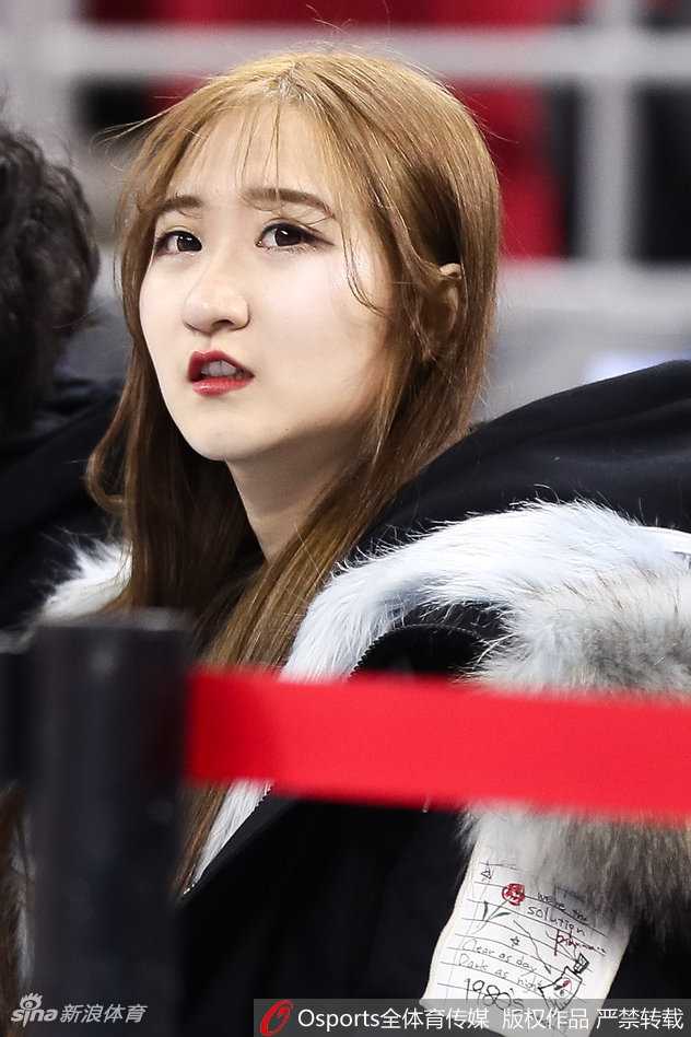 京城冬日的一抹暖色:五棵松美女球迷点燃赛场激情 一位身着浅灰绒衣的温婉女球迷坐在看台上,眼神专注而柔和,仿佛整个球场的喧嚣都与她无关,她的眼里只有那一道橘红色的弧线。