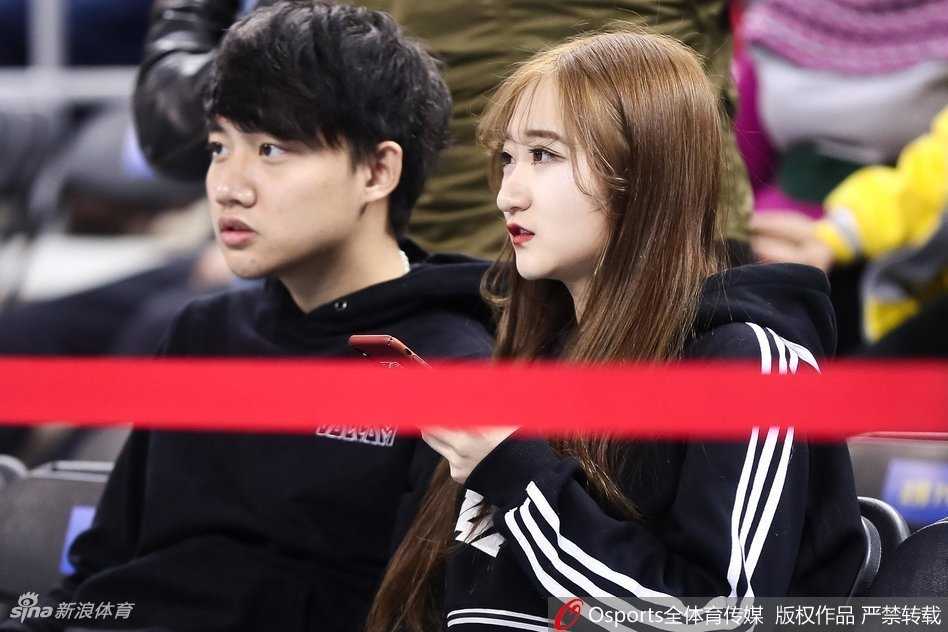 京城冬日的一抹暖色:五棵松美女球迷点燃赛场激情 身穿厚实冬装的姑娘站在场边通道,她竖起大拇指为场上的将士点赞,背景是巨大的北京男篮队徽,这一刻,她不是在追星,而是在守护这座城市的荣耀。
