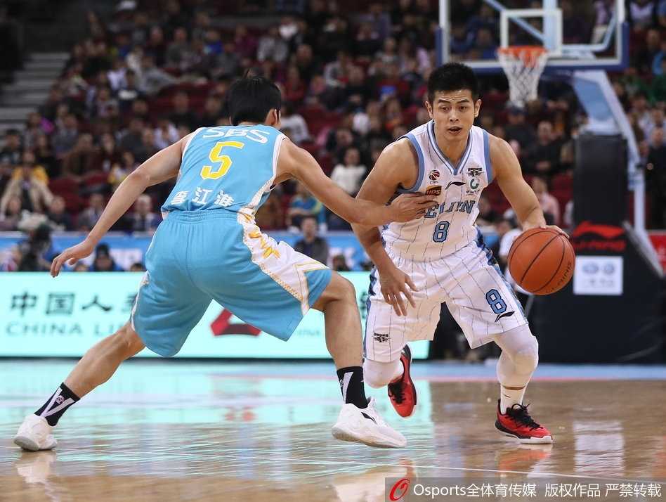 在福建队的一次快攻中，杰克逊死死卡住位置，翟晓川从斜刺里杀出，如同大鹏展翅一般，用一记结结实实的大帽将福建球员的上篮扇出界外，五棵松体育馆瞬间爆发出震耳欲聋的欢呼声