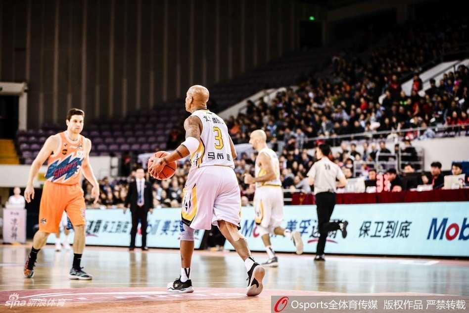 北控外援兰多夫迎着上海队防守球员的封盖强行跳投，皮球在空中划出优美弧线，这是决定比赛走向的关键一球。