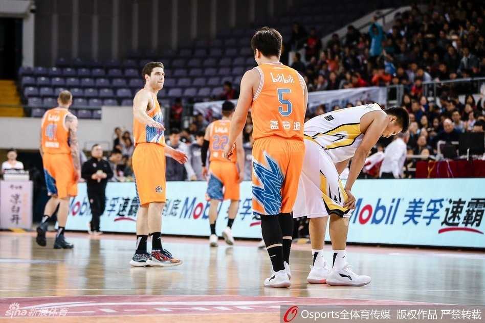 终场哨响那一刻，北控球员们紧紧拥抱在一起，庆祝这场来之不易的险胜，场边的计分牌定格在103比100。