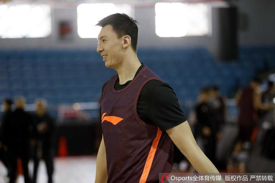 翟晓川在训练中高高跃起，姿态舒展地完成跳投，篮球在空中划出优美的弧线直奔篮筐