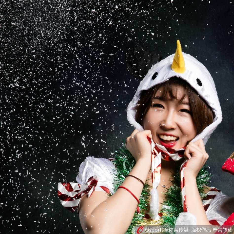 一位篮球宝贝摆出充满力量感的舞蹈定格姿势，身体后仰，手臂伸展，紧身运动服下显出流畅的肌肉线条，眼神坚定自信。