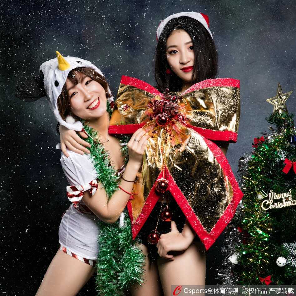 篮球宝贝手持点缀着金色铃铛的雪花道具，对着镜头俏皮地互动，眼神灵动闪烁，充满了青春的感染力。