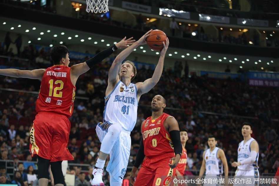 大外援汉密尔顿面对李慕豪的长臂封盖毫无惧色，强硬地将球放进篮筐，他在内线的肉搏战中为首钢队守住了最后的防线。