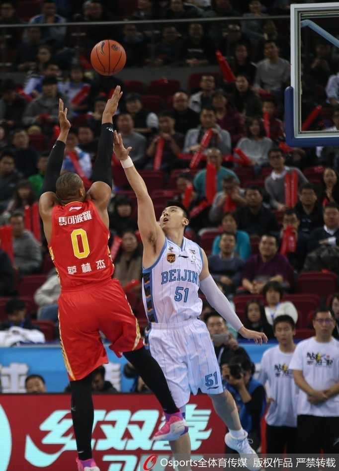 深圳外援萨林杰在人群中奋力拼下前场篮板，肌肉的碰撞与狰狞的表情诉说着内线战场的残酷，但无奈他的孤勇未能为球队带来一场胜利。