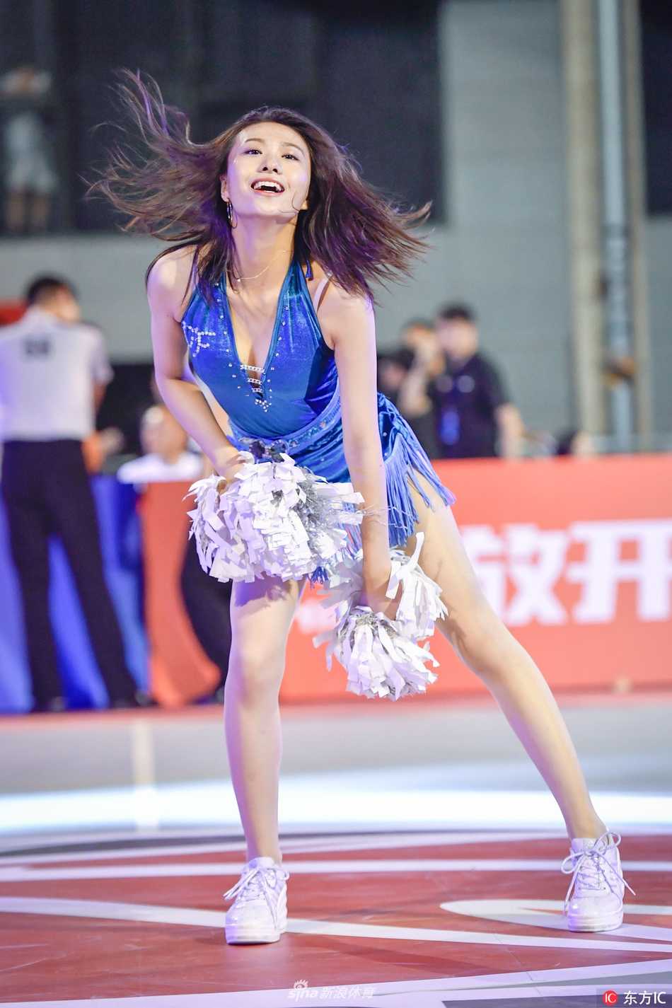 女孩们排成整齐的队列，同时踢起修长的双腿，展现出惊人的协调性与舞台爆发力