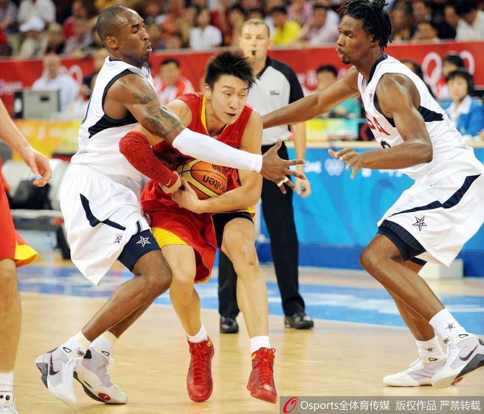京城夏日篮球记忆:回望九年前那场热血沸腾的八强之战 孙悦高高跃起,长臂舒展,送给对手一记结结实实的排球大帽,那一刻他的防守覆盖面积令人惊叹,仿佛织起了一张无形的大网。