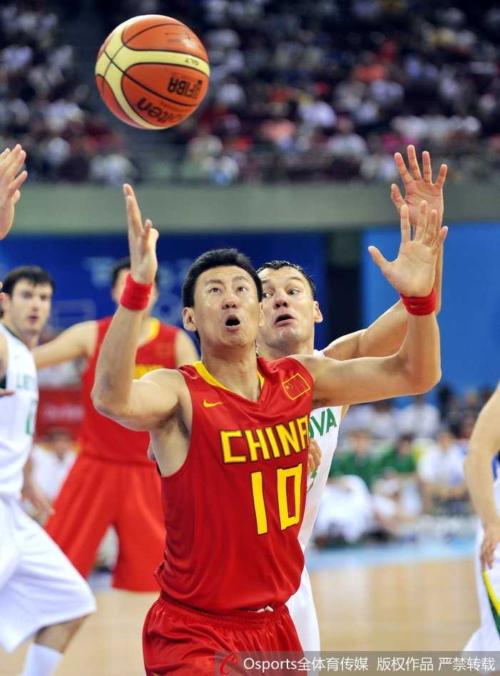 京城夏日篮球记忆:回望九年前那场热血沸腾的八强之战 朱芳雨外线果断出手,皮球在空中划过一道美妙的弧线,对手奋力扑防,却只能目送这颗承载着追分希望的三分球飞向篮筐。