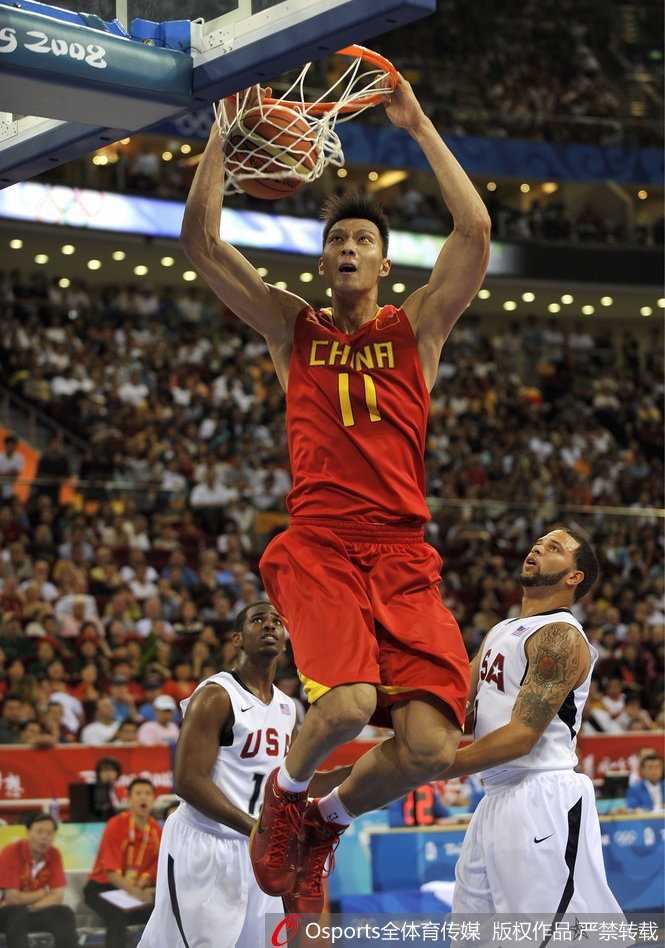 京城夏日篮球记忆:回望九年前那场热血沸腾的八强之战 身披红色战袍的姚明在内线一柱擎天,面对立陶宛多名球员的围堵,依然高高跃起,试图将球送入篮筐。