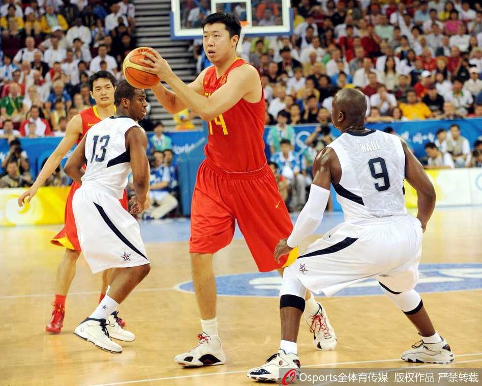 京城夏日篮球记忆:回望九年前那场热血沸腾的八强之战 刘炜运球过半场,面对对手的贴身紧逼,他沉着冷静地观察着队友的跑位,用身体牢牢护住篮球,寻找撕开防线的良机。