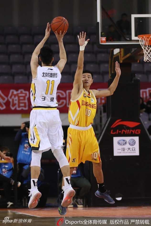 四十岁的马布里像少年一样飞身掠入同曦防线，在两名高塔的夹缝中强行上篮，指尖的颤抖与空中碰撞的肌肉燃爆了整座球馆