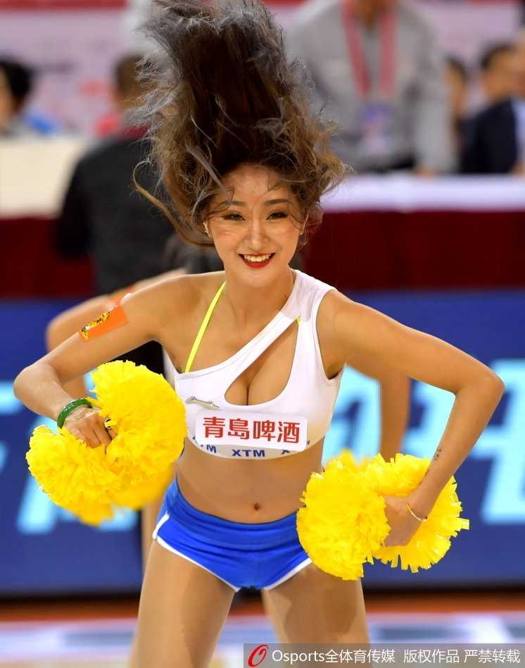 京城夜战,激情绽放与老兵不熄 镜头拉近,这位篮球宝贝回眸一笑,甜美的面容与飘逸的长发在灯光下显得格外迷人