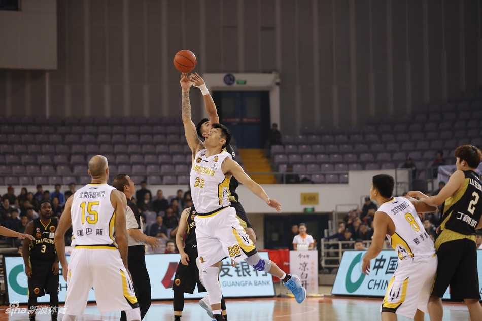 北控主场座无虚席，球迷们高举标语，共同见证这场属于CBA的经典MVP对决。