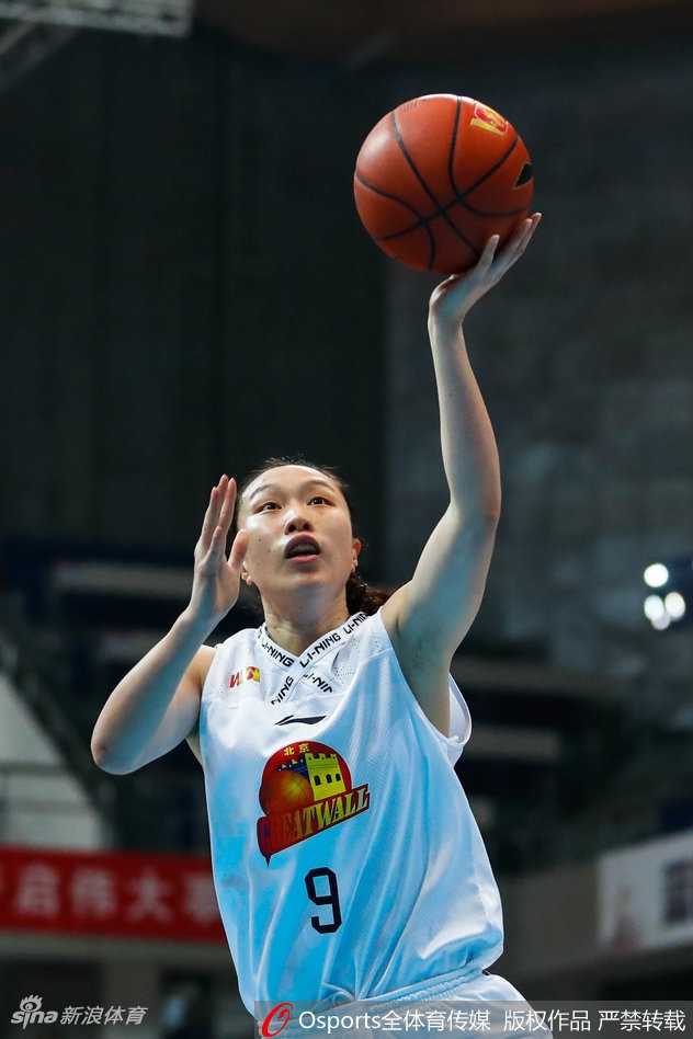 北京队外援福尔斯在重重包围之下，如同巨塔般稳稳摘下前场篮板，眼神中透露出不容侵犯的霸气。