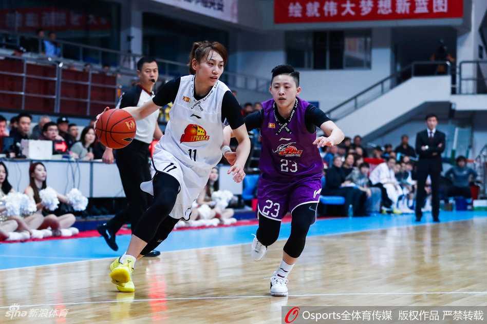 北京队老将高颂在失去重心的情况下强行出手，篮球在空中划出美妙弧线，这是经验与勇气碰撞出的火花。