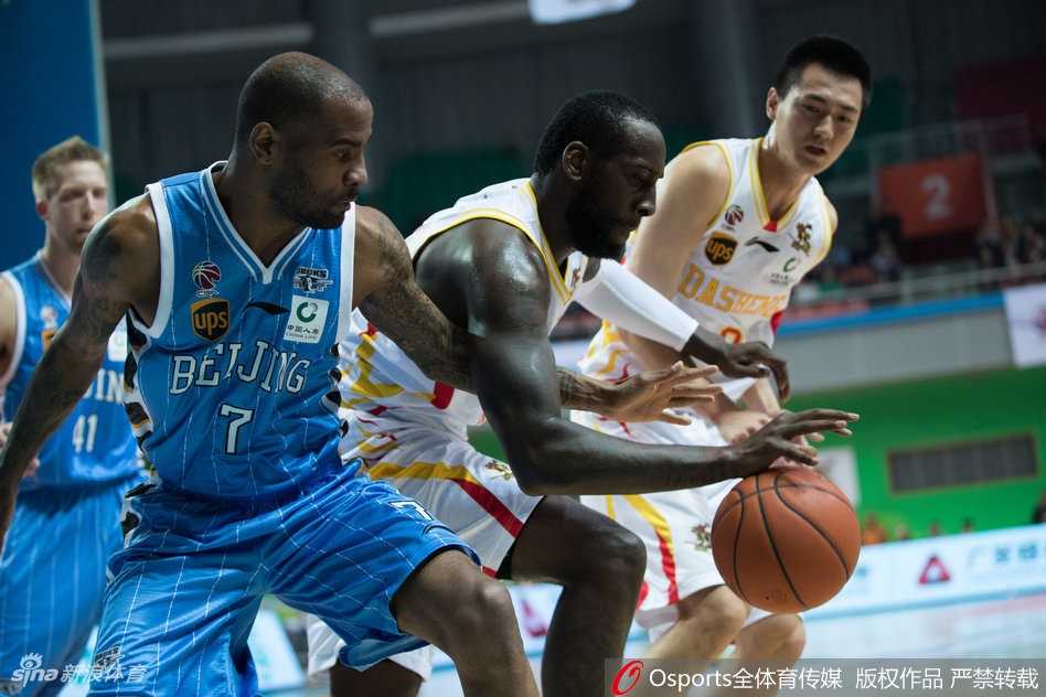 汉密尔顿高高跃起，在空中与同曦队内线希克森激烈对抗，他以一个极其舒展的姿势完成单手补扣，力拔山兮气盖世。