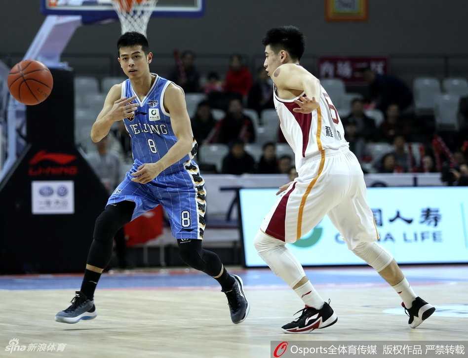 北京外援杰曼在浙江队内线悍将的严防死守下，依然强行突破上篮，展现出极强的个人进攻能力。