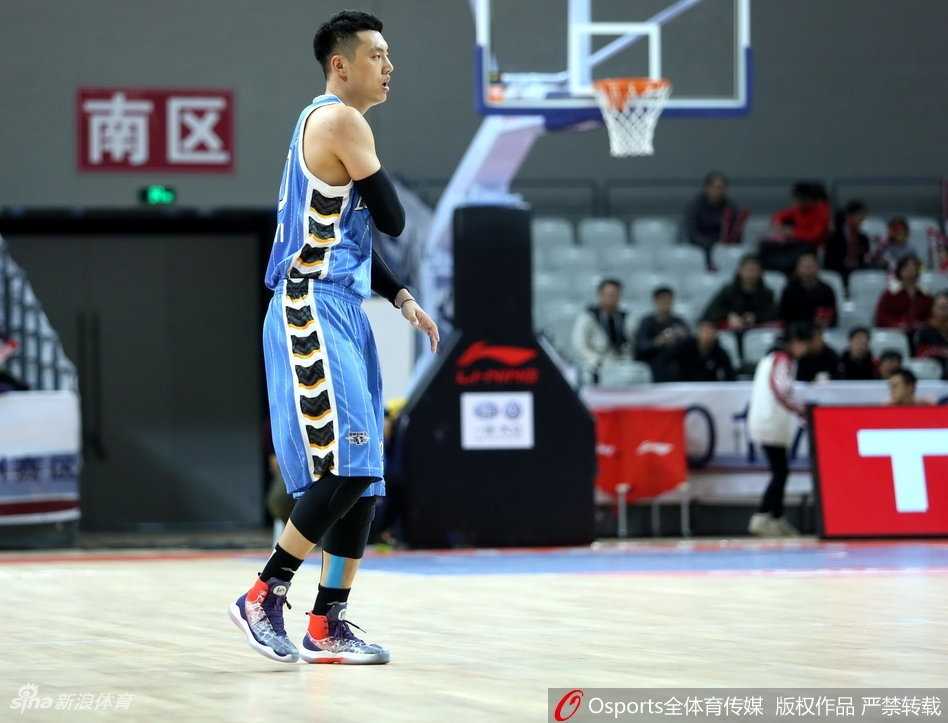 雷蒙此役状态回暖，他在防守端成功预判浙江队的传球路线，完成抢断后迅速发动反击。