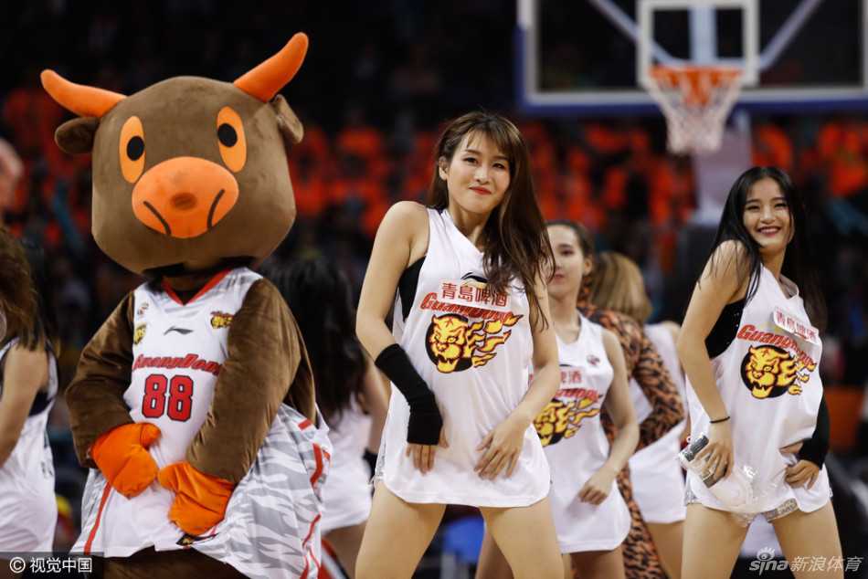 霹雳鸭在场地中央即兴起舞，虽然头套笨重，但动作夸张传神，扭动的身躯透着一股滑稽可爱的认真劲儿。