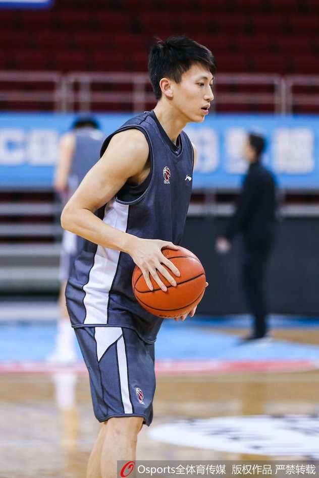 汉密尔顿在训练馆中咬牙坚持，豆大的汗珠顺着脸颊滑落，专注的眼神透露出他对胜利的极度渴望