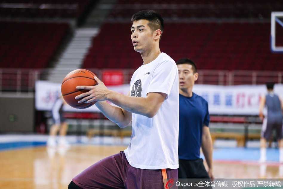 训练间隙，汉密尔顿俯身大口喘气，湿透的背心紧贴脊背，此刻的疲惫正是他在赛场上强硬表现的底气来源