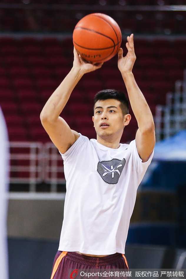 大汉在体能教练辅助下进行核心力量训练，紧咬的牙关和暴起的青筋，仿佛在与自己进行一场无声的搏斗