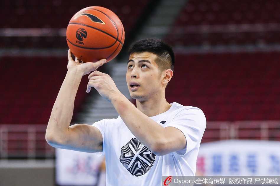 大汉正在进行持球突破训练，尽管只是队内练习，但他的每一个动作都如同实战般全力以赴，肌肉线条充满力量感