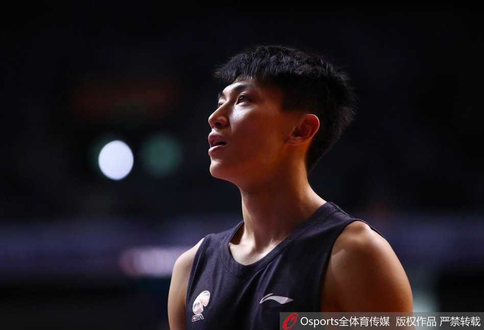 赛前训练结束，首钢球员们围成一圈，在方硕的带领下高喊加油口号，团结一心的氛围弥漫在五棵松体育馆的上空。