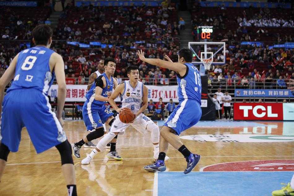 篮下铁壁铜墙，江苏内线群在五棵松的肌肉丛林中硬扛首钢双塔，每一次卡位都火星四溅。