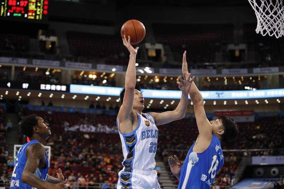 雅尼斯场边焦急怒吼，肢体语言诉说着对防守端漏洞的无奈，身后的记分牌映出追分的艰难。