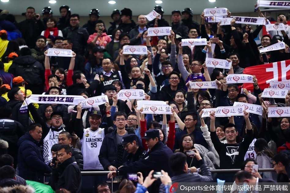 比赛结束后，辽宁球迷并没有马上离场，他们高举着一条写着“无论成败，与辽同在”的横幅，眼神中虽有失落，但更多的是对未来的期许和对将士们的理解