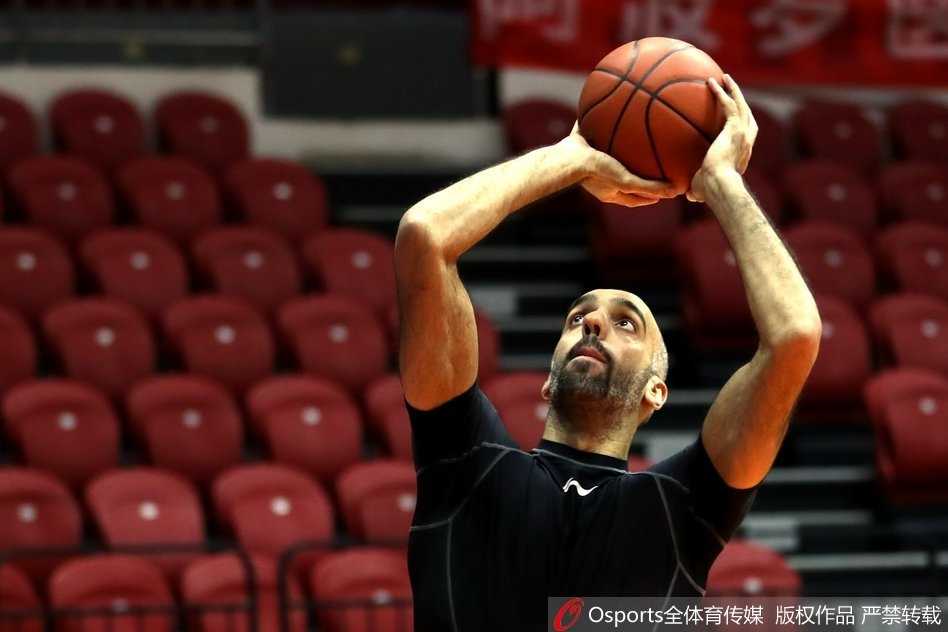 训练间歇，马布里双手抱球置于胸前，目光如炬地望向队友，身上的训练服已被汗水浸透，他在场上大声呼喊，指挥着队友的跑动位置，展现出一位球队领袖在备战期的严谨与投入。