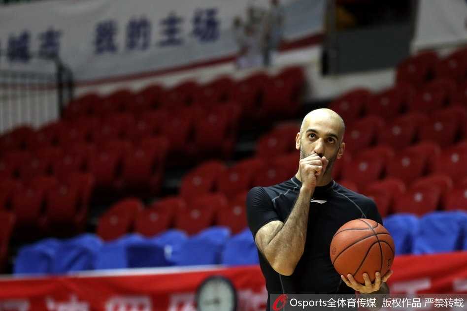 备战训练进入尾声，北控队的队员们围成一圈，马布里站在中央，高举双手，大声地为队友们加油鼓劲。这一刻，他不仅是球队的核心球员，更是凝聚全队士气的精神领袖，为即将到来的CBA常规赛第16轮比赛注入强大的信念。