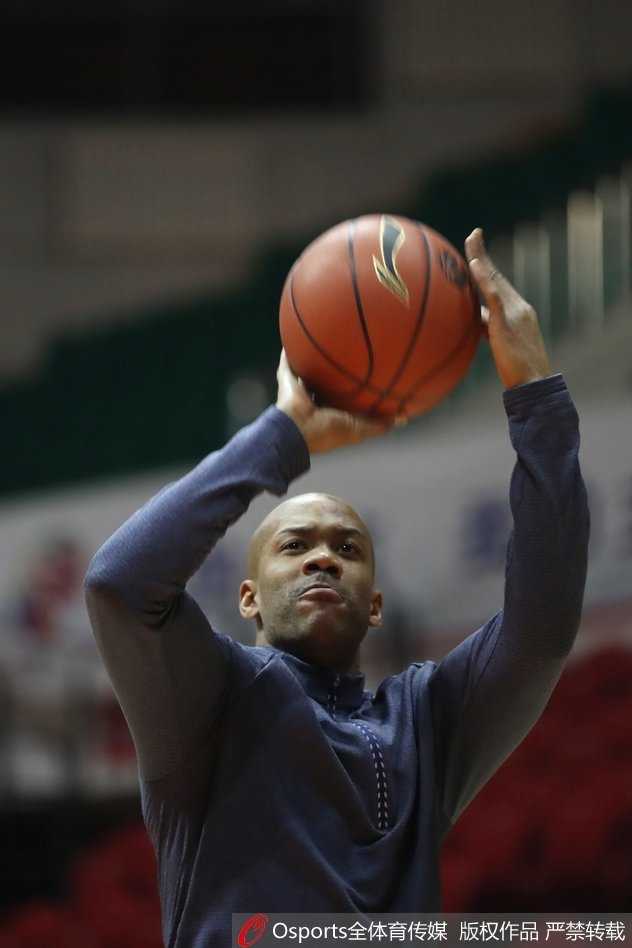 训练结束后，马布里赤裸着上身，露出结实的肌肉，正准备换上干爽的衣服。他的身体上布满汗珠，展现出职业球员在休赛期保持的完美身体状态，也为即将到来的恶战储备了充足的能量。