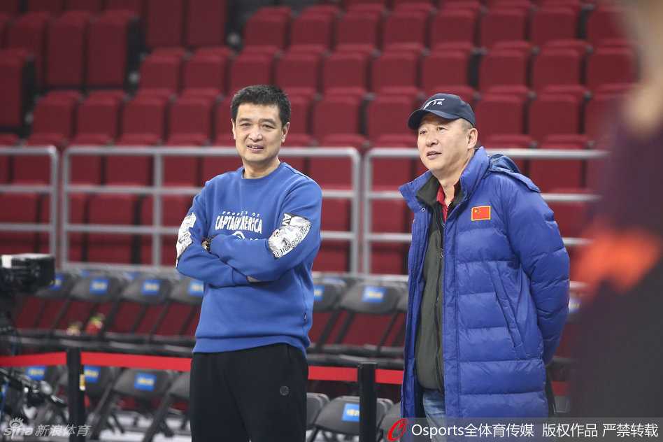 孙悦在训练中进行拉伸，神情轻松，展现出国手级的身体素质和备战状态