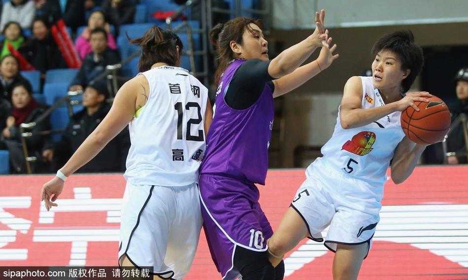 高颂在关键时刻手起刀落，一记精准无比的三分球洞穿上海队篮网，浇灭了对手反扑的烈焰，成为本场比赛当之无愧的转折点。