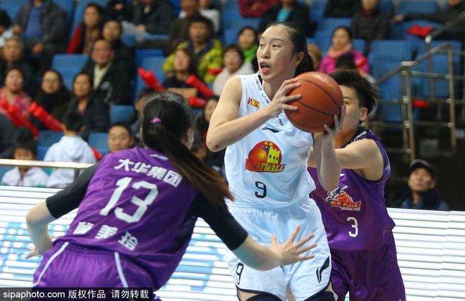 上海外援斯图尔特在重重包围之下强行上篮，尽管她全场拼尽全力砍下22分，但依然难以撼动北京队钢铁般的团队防守。