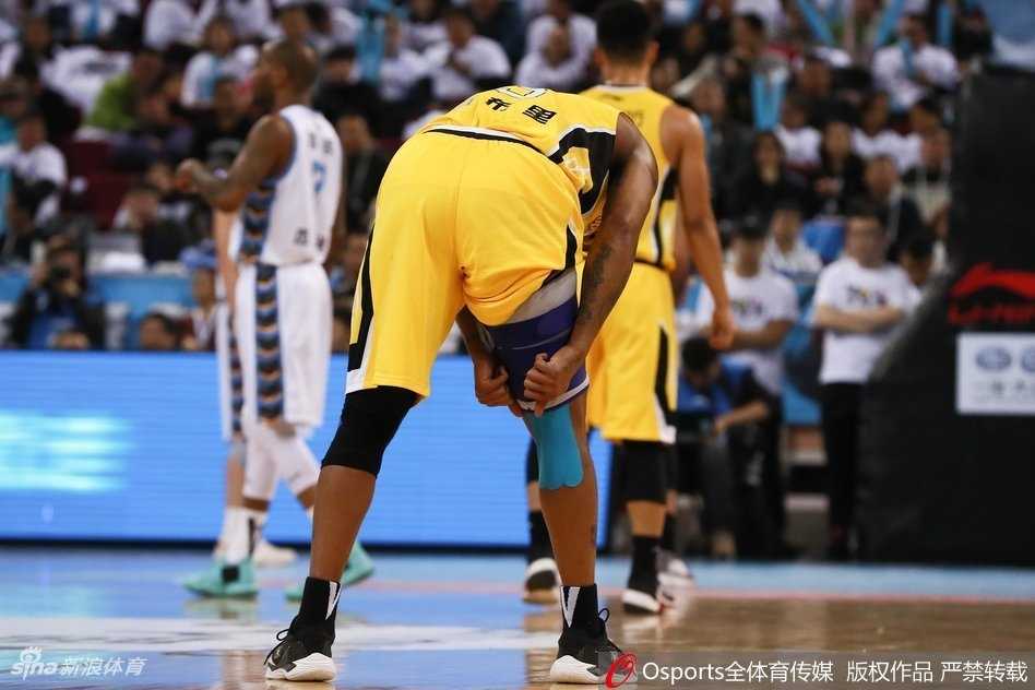 京城德比不朽魂,马布里五棵松摘护具搏命一击 比赛胶着的第三节,马布里低头利落地扯下左膝厚厚的护具,额头上汗水闪烁,面部肌肉紧绷,决绝的表情宣告他将抛开一切束缚做最后一搏。