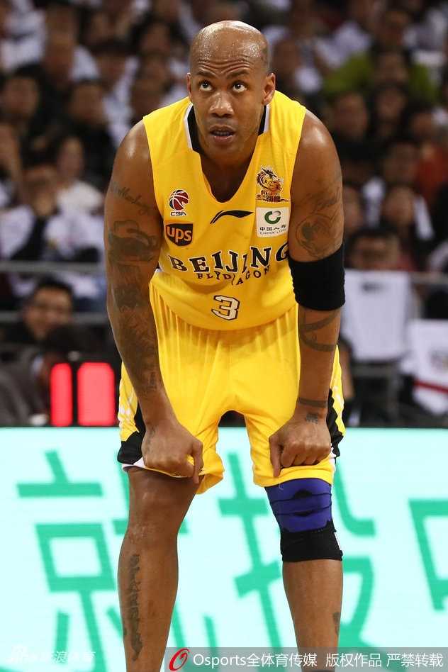 京城德比不朽魂,马布里五棵松摘护具搏命一击 马布里在五棵松赛前深情俯身,双唇轻触熟悉的地板,眼神中满是眷恋与虔诚,仿佛在与昔日的辉煌岁月做最后的告别。