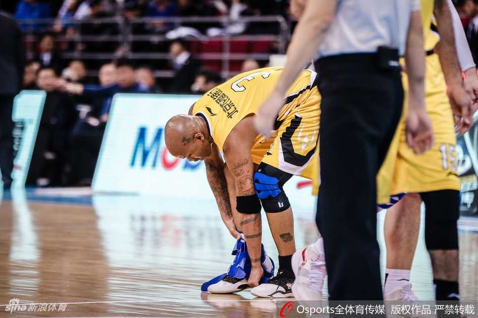 京城德比不朽魂,马布里五棵松摘护具搏命一击 错失胜利后,马布里双手撑膝大口喘着粗气,汗水沿着脸颊滑落,眼神复杂地望向计分板,不甘与坦然在这位老将的脸上交织。